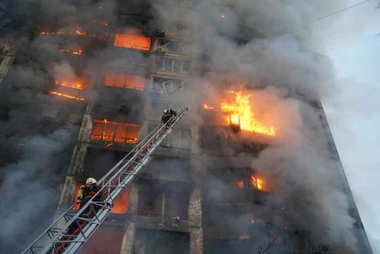 image Πόλεμος στην Ουκρανία: Στις φλόγες τρεις πολυκατοικίες στο Κίεβο μετά από νέο «γύρο» ρωσικών βομβαρδισμών (βίντεο-φωτο)