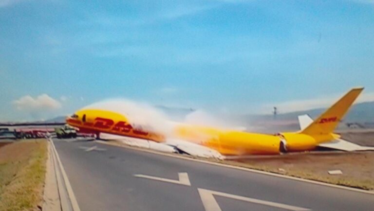 image Συγκλονιστικά βίντεο: Αεροσκάφος της DHL κόβεται στα δύο κατά την προσγείωση