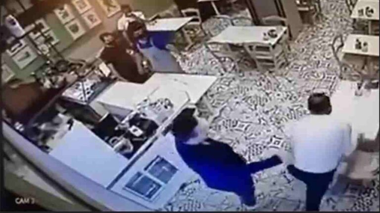 image Τα έκαναν “γης μαδιάμ” σε πατσατζίδικο γιατί δεν είχαν πιστοποιητικό (βίντεο)