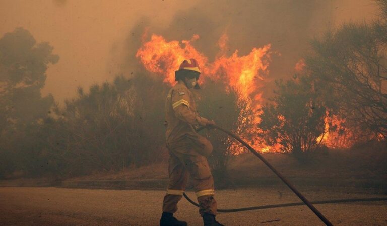 image Φωτιά στην Πεντέλη: Καίνε τα πάντα στο πέρασμά τους οι φλόγες – Συγκλονιστικές εικόνες