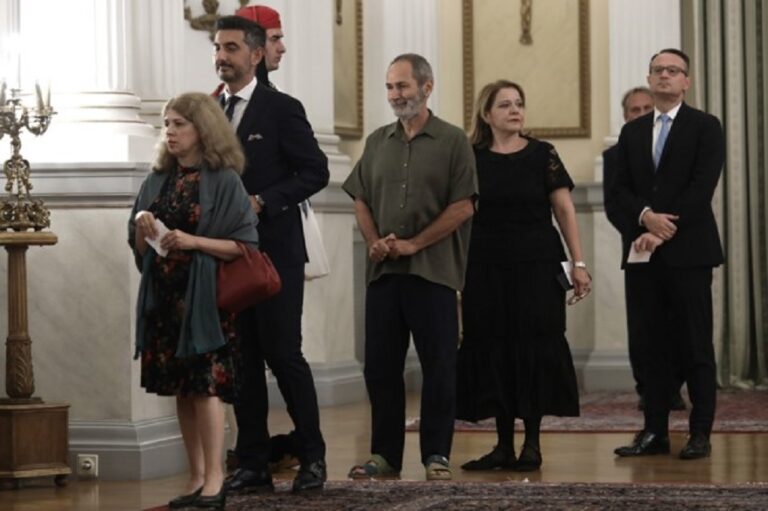 image Ποιος ήταν αυτός που «έκλεψε» την παράσταση με τα σανδάλια στο Προεδρικό Μέγαρο