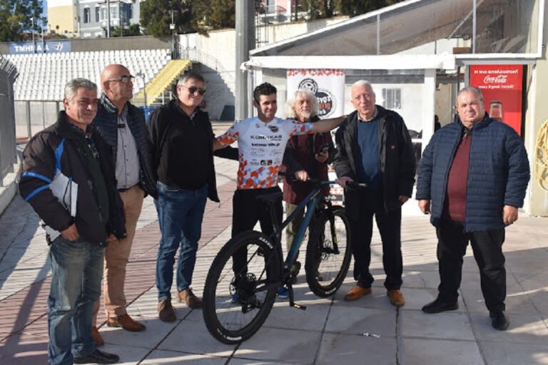 image Ένα  ποδήλατο αγώνων  από τον Περιφερειάρχη στον Πρωταθλητή ποδηλασίας Γ. Σαραιδάρη