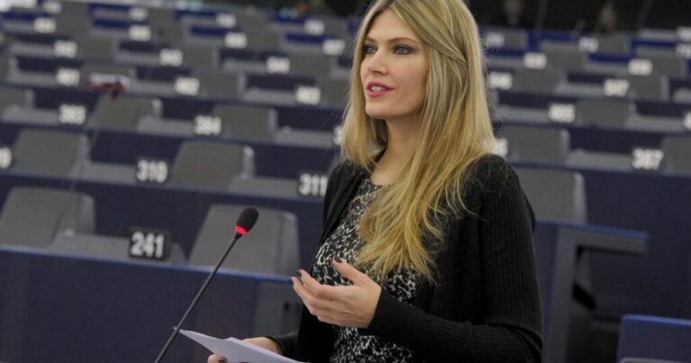 image Δημητρακόπουλος μετά την συνάντηση με την Εύα Καϊλή: «Αισθάνεται προδομένη από τον σύντροφό της»