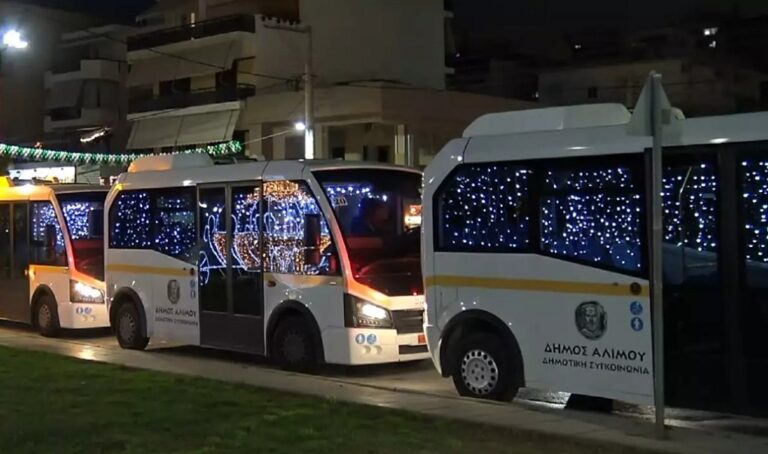 image Τα φωτεινά λεωφορεία στον Άλιμο που βάζουν τους επιβάτες στο πνεύμα των Χριστουγέννων