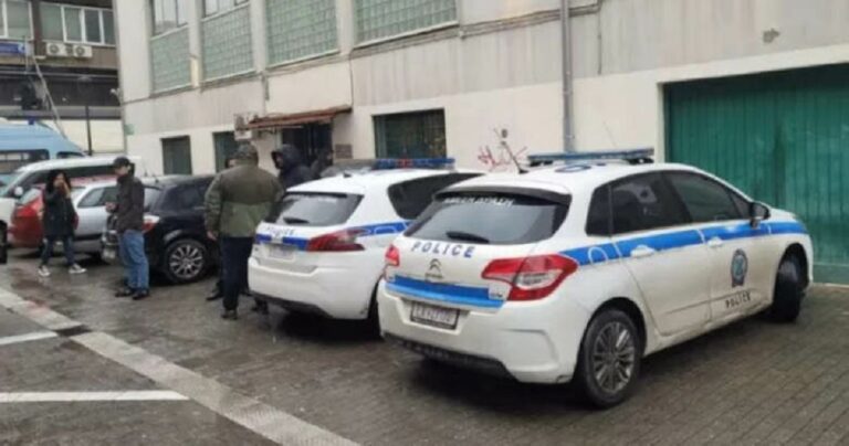 image Λάρισα: Προσαγωγή δημοσιογράφων και οπερατέρ ύστερα από μήνυση δικηγόρου έξω από το δικαστήριο – YouTube