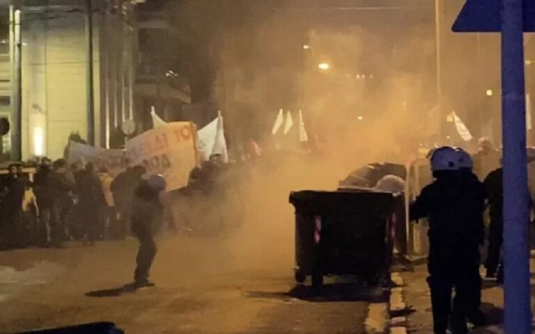 image Σύγκρουση τρένων στα Τέμπη: Επεισόδια έξω από τα γραφεία της Hellenic Train.