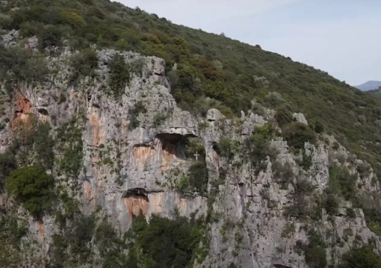 image Άγιος Γεώργιος: Ο θρύλος πίσω από αυτές τις εικόνες στην παλιά εθνική οδό (βίντεο)