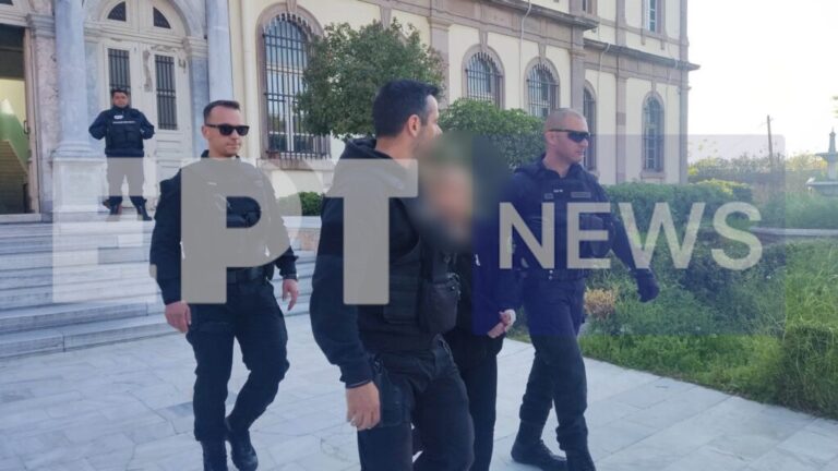 image Προφυλακίστηκε η 48χρονη στη Λέσβο: Δεν ήθελα να κάνω κακό – Τι δήλωσε ο πατέρας της στην ΕΡΤ