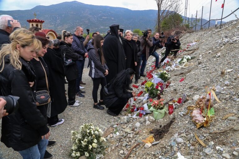 image Τέμπη: Θρήνος στο μνημόσυνο για τα θύματα του σιδηροδρομικού δυστυχήματος