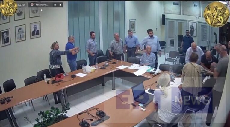 image Χίος: Λιποθύμησε Δημοτικός Σύμβουλος, κατά την διάρκεια της συνεδρίασης – Με ΙΧ μεταφέρθηκε στο Νοσοκομείο (βίντεο)