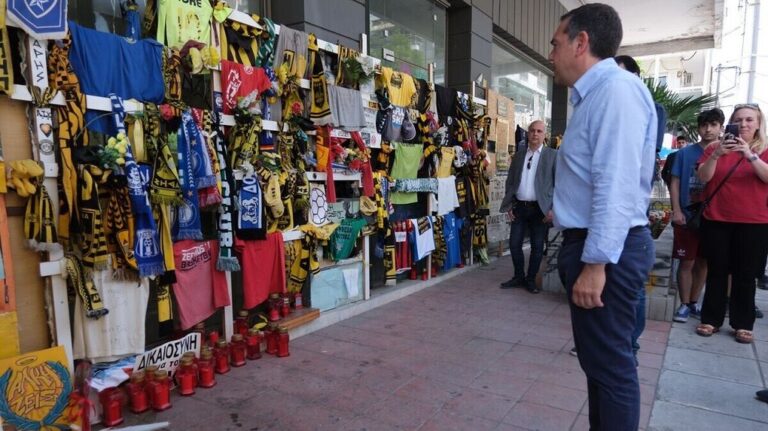 image Ο Τσίπρας στο σημείο που δολοφονήθηκε ο Άλκης Καμπανός