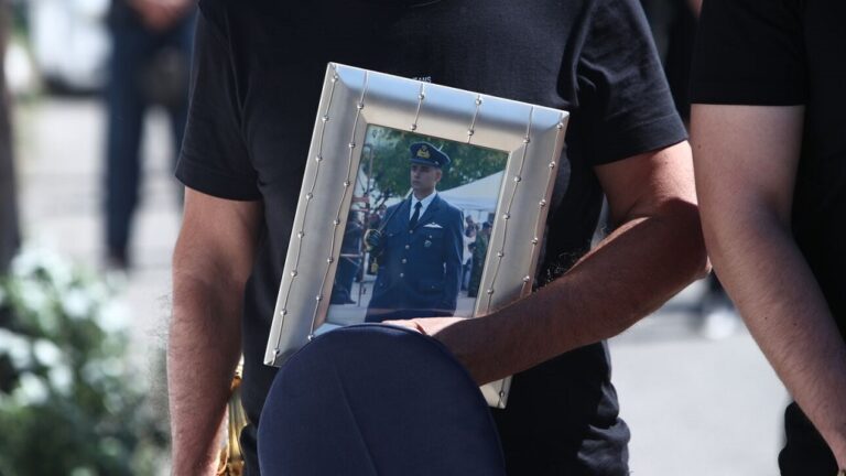 image Σε κλίμα βαθιάς οδύνης η κηδεία του ανθυποσμηναγού Στεφανίδη