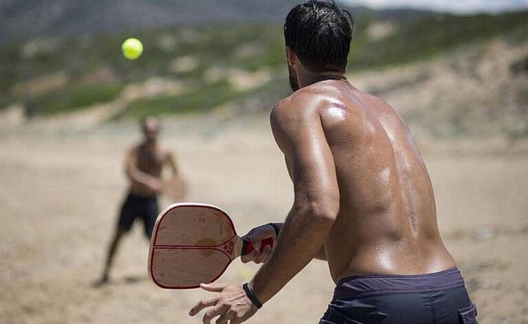 image Έπεσαν τα πρώτα πρόστιμα στο Καβούρι σε άτομα που έπαιζαν ρακέτες στην παραλία Έχουν επιβληθεί σε 15 περιπτώσεις