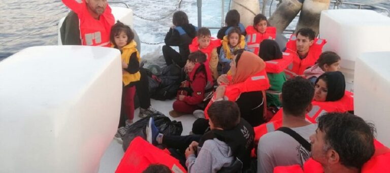 image Σάμος: Μία βάρκα γεμάτη παιδιά βρήκαν οι λιμενικοί – Εικόνες από τη διάσωσή τους.
