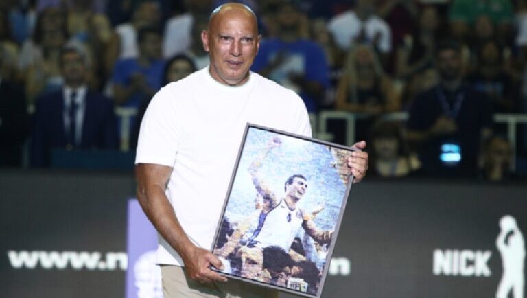 image Η στιγμή που ο τεράστιος Νίκος Γκάλης δακρύζει μπροστά σε 13.000 φιλάθλους στο ΟΑΚΑ (video)