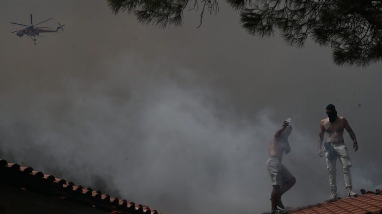 image Ανεξέλεγκτη η φωτιά στην Εύβοια: Διπλό πύρινο μέτωπο, εκκενώθηκαν οικισμοί – 26 ενάερια μέσα στη μάχη, λέει ο Β. Βαθρακογιάννης