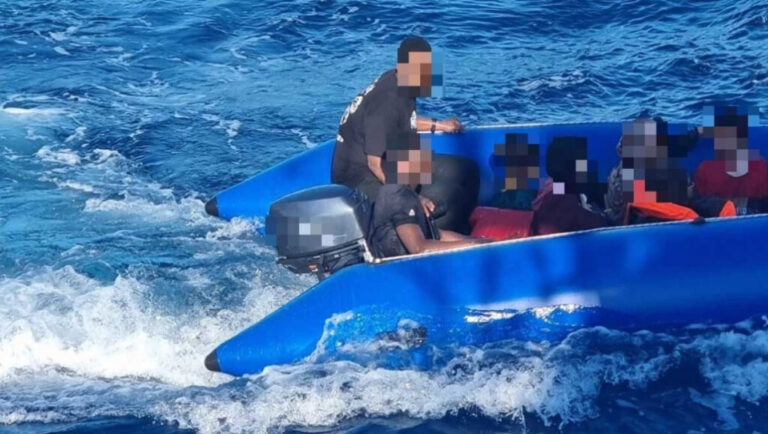 image Σάμος: Συνέλαβαν για παράνομη είσοδο μετανάστες και τον διακινητή