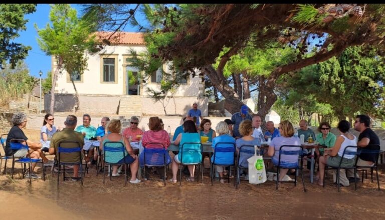 image Οι “Αγιοσοφίτες” ήπιαν καφέ όλοι μαζι στο σχολείο του χωριού.