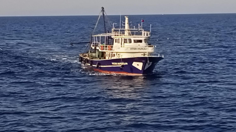 image Συγκλονιστικό βίντεο με ψαράδες στο Ηραίο  να απωθούν Τουρκικό αλιευτικό μια ανάσα από την Σάμο.