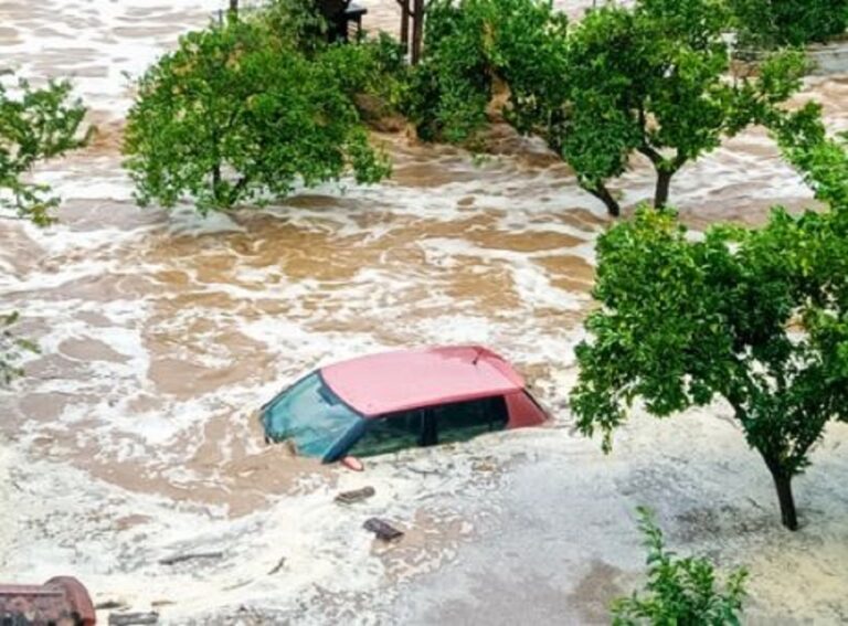 image Κακοκαιρία Daniel: Η στιγμή που η θάλασσα «καταπίνει» αυτοκίνητα στον Άγιο Ιωάννη Πηλίου