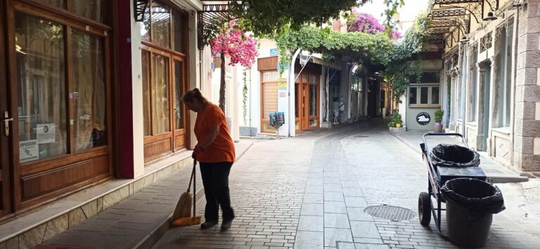image Φωτεινή! Η ακούραστη και πρόθυμη δημοτική υπάλληλος κρατά καθαρή την “αγορά” της πόλης!(φωτο)