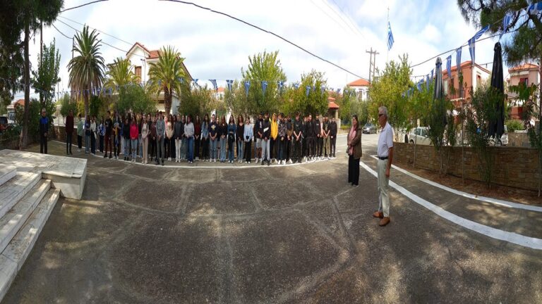 image Οι μαθητές των Λυκείων του Μούδρου τίμησαν την την Επέτειο της Απελευθέρωσης της Λήμνου.