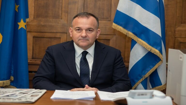 image Υφυπουργός Ναυτιλίας και Νησιωτικής Πολιτικής Γιάννης Παππάς στους εορτασμούς  Απελευθέρωσης της Λήμνου.Παρών και ο Χ. Αθανασίου.