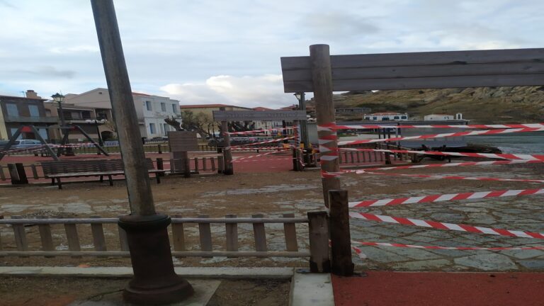 image “Έκλεισε” η παιδική χαρά στο Ρωμέικο Γιαλό.Επικίνδυνη για τα παιδία .