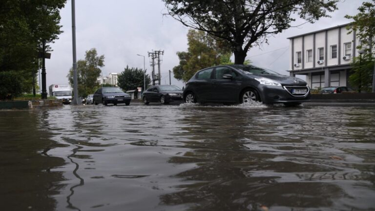 image Κακοκαιρία: «Πνίγεται» η ορεινή Καλαμπάκα – Κατολίσθηση στην Εθνική Οδό Ιωαννίνων- Κοζάνης