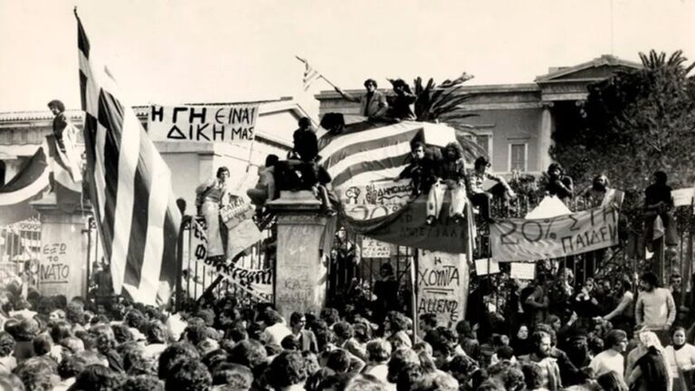 image 17 Νοεμβρίου 1973 – 50 χρόνια Πολυτεχνείο: Πυροβολισμοί από ελεύθερους σκοπευτές και το τανκ να γκρεμίζει την πύλη – Βίντεο ντοκουμέντο