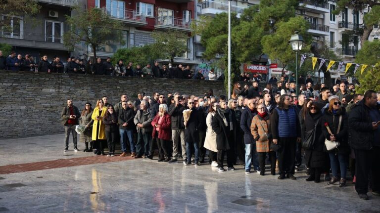 image Βασίλης Καρράς: Πλήθος κόσμου αποχαιρετά τον μεγάλο τραγουδιστή – Σε λαϊκό προσκύνημα η σορός του. LIVE
