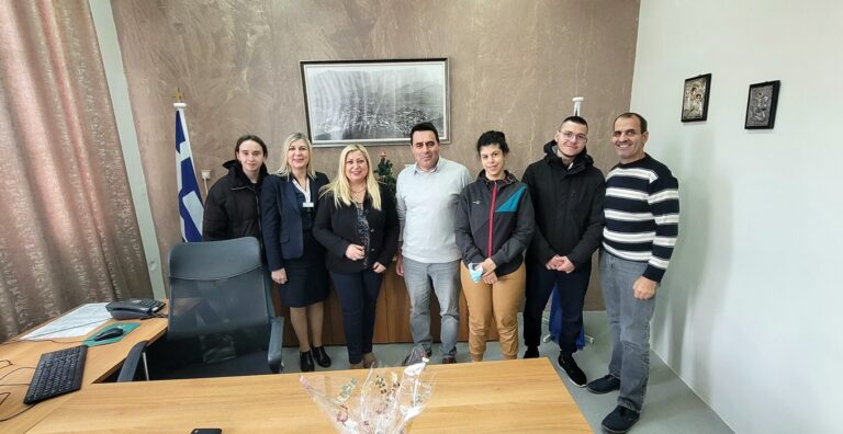 image Χριστουγεννιατίκη επίσκεψη του ΙΕΚ Λήμνου στον Διοικητή του Νοσοκομείου .