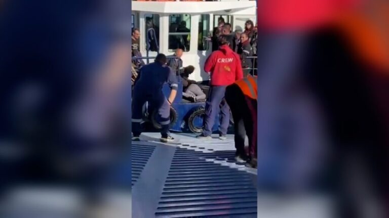 image Πέραμα: Γυναίκα βρέθηκε στη θάλασσα πέφτοντας από φέρι μποτ – Βίντεο από τη διάσωσή της