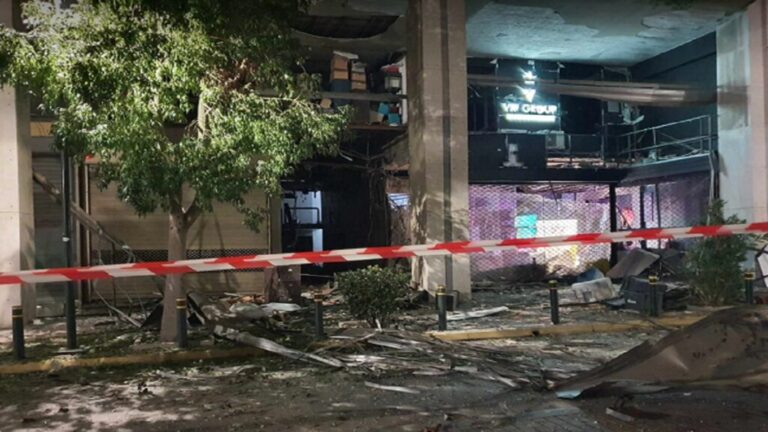 image Ισχυρή έκρηξη σε κατάστημα στο κέντρο του Πειραιά με υλικές ζημιές σε παρακείμενα ακίνητα – Μιλά στην ΕΡΤ ιδιοκτήτρια καταστήματος