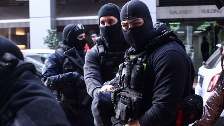 image Επεισόδια στου Ρέντη: Στα δικαστήρια ο 18χρονος που ομολόγησε τη δολοφονική επίθεση στον αστυνομικό(βιντεο)