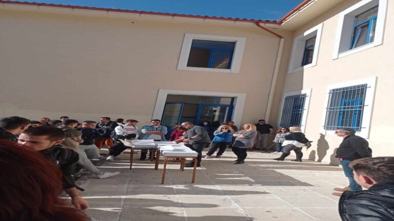 image Ο Σύλλογος Γονέων και Κηδεμόνων ΕΠΑΛ Μύρινας  έκοψε την  βασιλόπιτα με  μαθητές και εκπαιδευτικούς .
