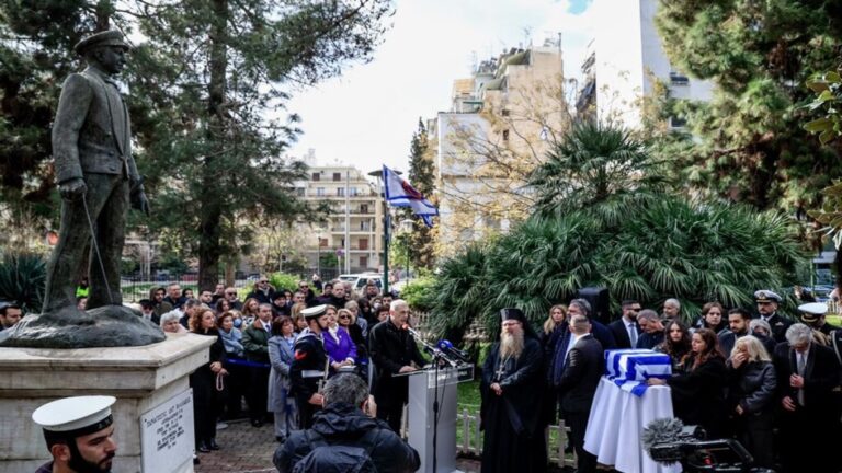 image Πειραιάς: Επιμνημόσυνη δέηση στον ανδριάντα του Παναγιώτη Βλαχάκου που έπεσε στα Ίμια