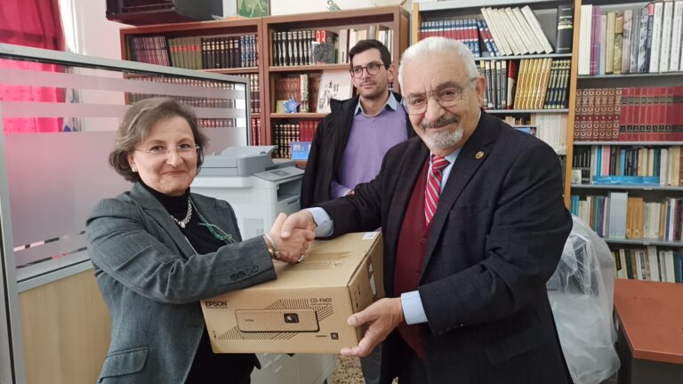 image O Φιλολογικός Σύλλογος «Παρνασσός» πρόσφερε έναν προβολέα (projector) στο σχολικό συγκρότημα του Αγίου Ευστρατίου.(φωτο)