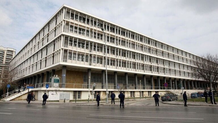 image Θεσσαλονίκη: Η οργάνωση «Ένοπλη Απάντηση» ανέλαβε την ευθύνη για τη βόμβα στο Δικαστικό Μέγαρο