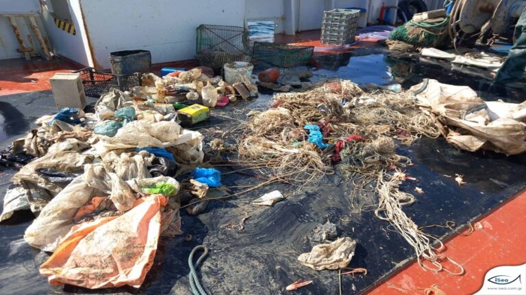 image 45 αλιευτικά σκάφη «ψάρεψαν» απορρίμματα για 5η συνεχή χρονιά .