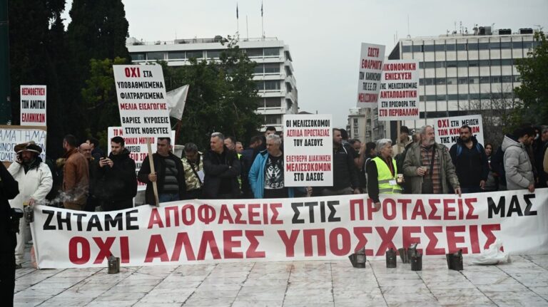 image Εφτασαν στο Σύνταγμα οι πρώτοι μελισσοκόμοι – Με καπνιστήρια και πανό η διαμαρτυρία τους.