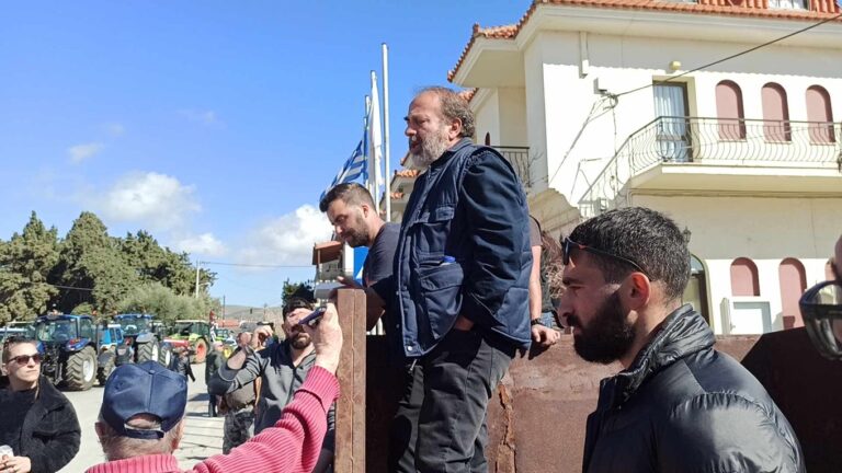 image Αποχώρησαν από το Επαρχείο τα τρακτέρ…στο Λιβαδοχώρι το νέο”μπλόκο” των αγροτών.(Βίντεο+φωτο)