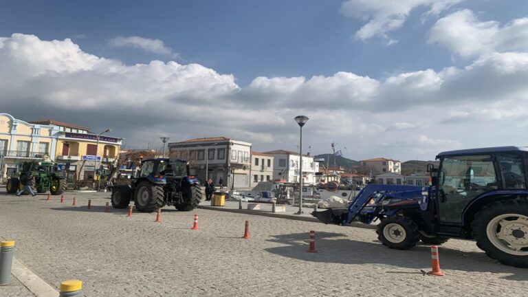 image Λήμνος: Συνεχίζεται η  κινητοποίηση  των αγροτών…..στο Επαρχείο τα τρακτέρ.