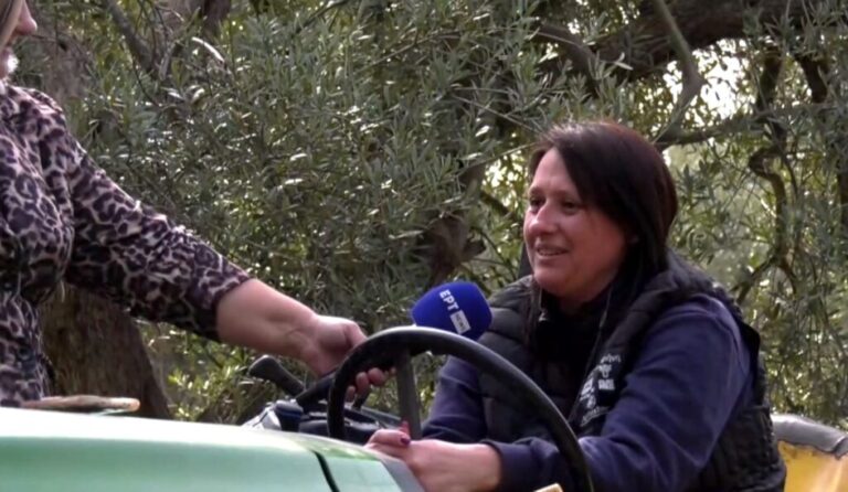 image Ατρόμητη μητέρα 7 παιδιών στη Λέσβο οδηγεί τρακτέρ και παλεύει με τη γη