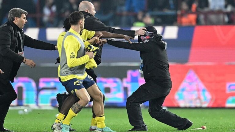 image Επεισόδια Τράμπζονσπορ-Φενέρμπαχτσε: Πέντε παίκτες της Φενέρ κινδυνεύουν με αποκλεισμό έως και έναν χρόνο.