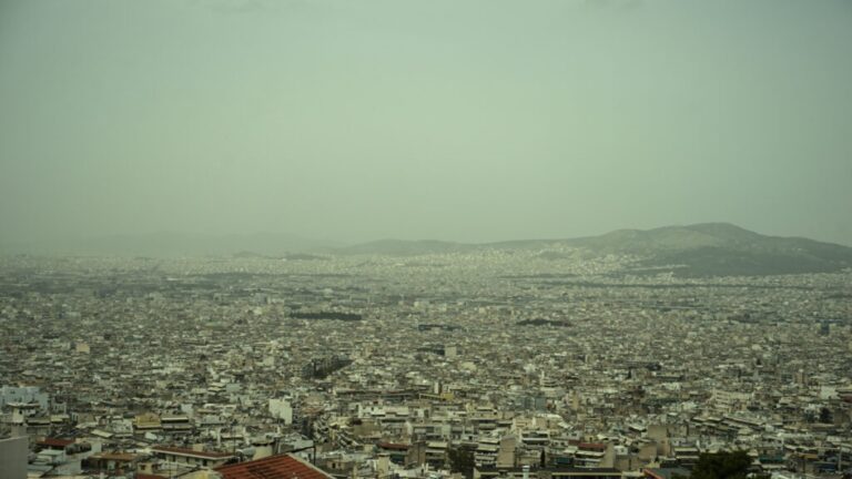 image Καιρός: Οι βροχές ξεκινούν από τα δυτικά, πιο έντονες τα ξημερώματα – Επιστρέφει η αφρικανική σκόνη, 5 περιοχές στο «στόχαστρο»