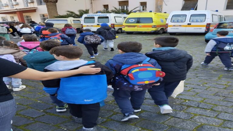 image Επίσκεψη του  3ου  δημοτικού σχολείο Μύρινας  στο ΕΚΑΒ.(φώτο)