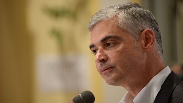 image Άρης Σπηλιωτόπουλος: Από τον Καραμανλή και τα γαλάζια υπουργεία, στο πλευρό του Κασσελάκη