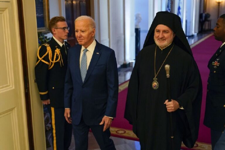 image Συνάντηση Αρχιεπισκόπου Αμερικής Ελπιδοφόρου με Καμάλα Χάρις – Το απόγευμα η ετήσια εκδήλωση στον Λευκό Οίκο για την επέτειο της ελληνικής ανεξαρτησίας