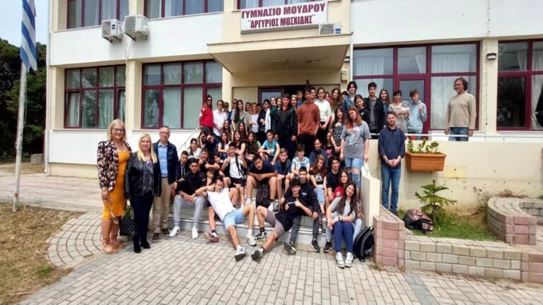 image Ο συγγραφέας Παναγιώτης Δημητρόπουλος στο Γυμνάσιο Μούδρου με τον “Φάρο”